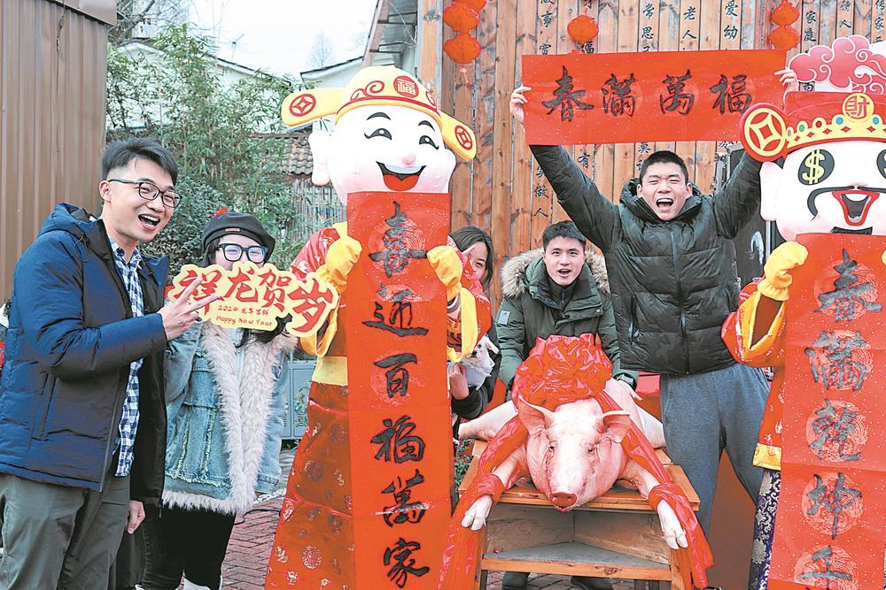 聚源镇团圆宴活动现场