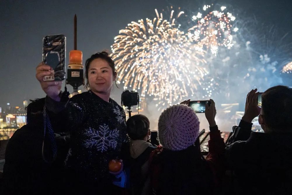 观众拿起手机拍下与烟花同框的一幕