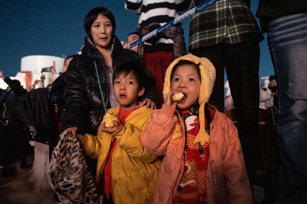 孩子们被绚丽的烟花吸引
