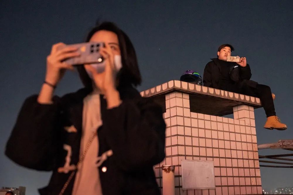 观众拿起手机记录下这一刻