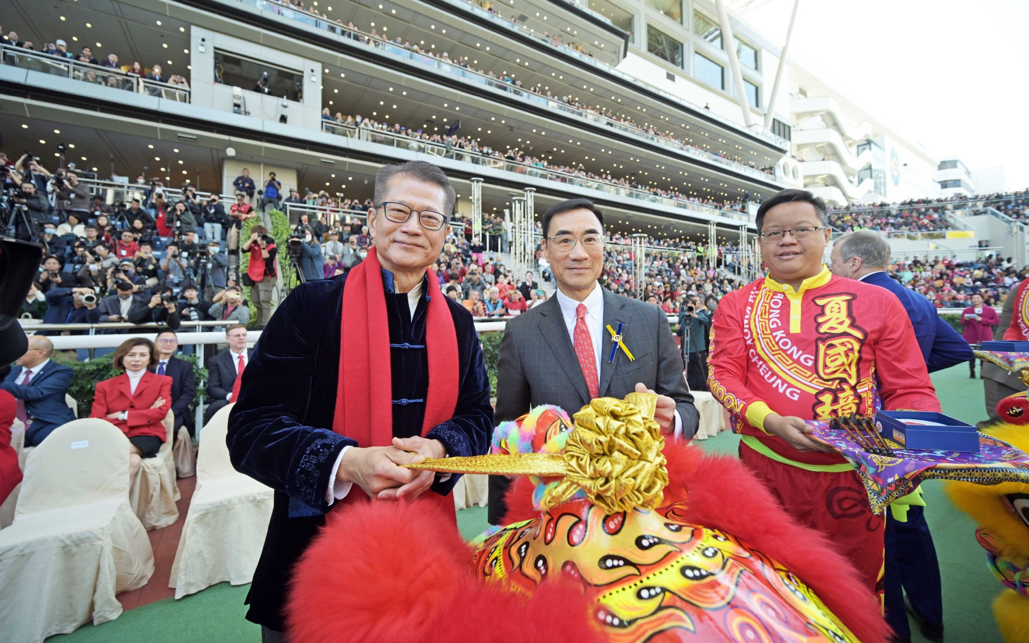 香港特別行政區政府財政司司長陳茂波（左）、香港賽馬會主席利子厚先生（中）主持醒獅點睛儀式。 香港賽馬會供圖