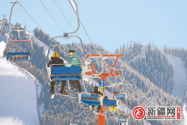 2月13日,在乌鲁木齐县水西沟镇平西梁村丝绸之路山地度假区滑雪场,滑雪爱好者正在乘坐缆车前往雪道。(全媒体记者陈岩摄)