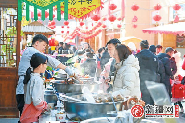 2月13日,在乌鲁木齐县闲来小镇宽窄巷子文旅步行街,游客正在逛街购物。(全媒体记者陈岩摄)