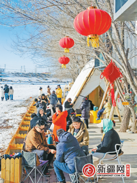 2月13日,在乌鲁木齐县永丰镇上寺村阡陌乡宿营地,游客正在体验围炉下午茶。(全媒体记者陈岩摄)