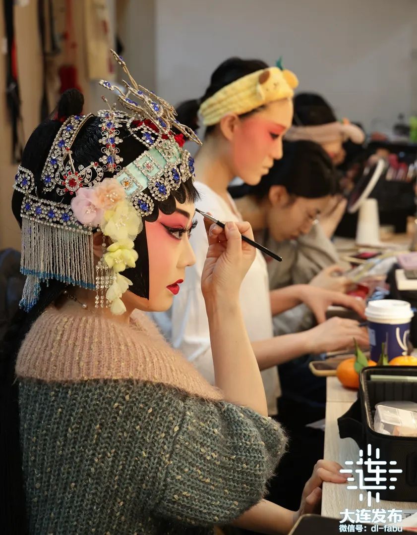 ▲为了给观众献上精彩大戏，演员们提前四五个小时就开始化妆。