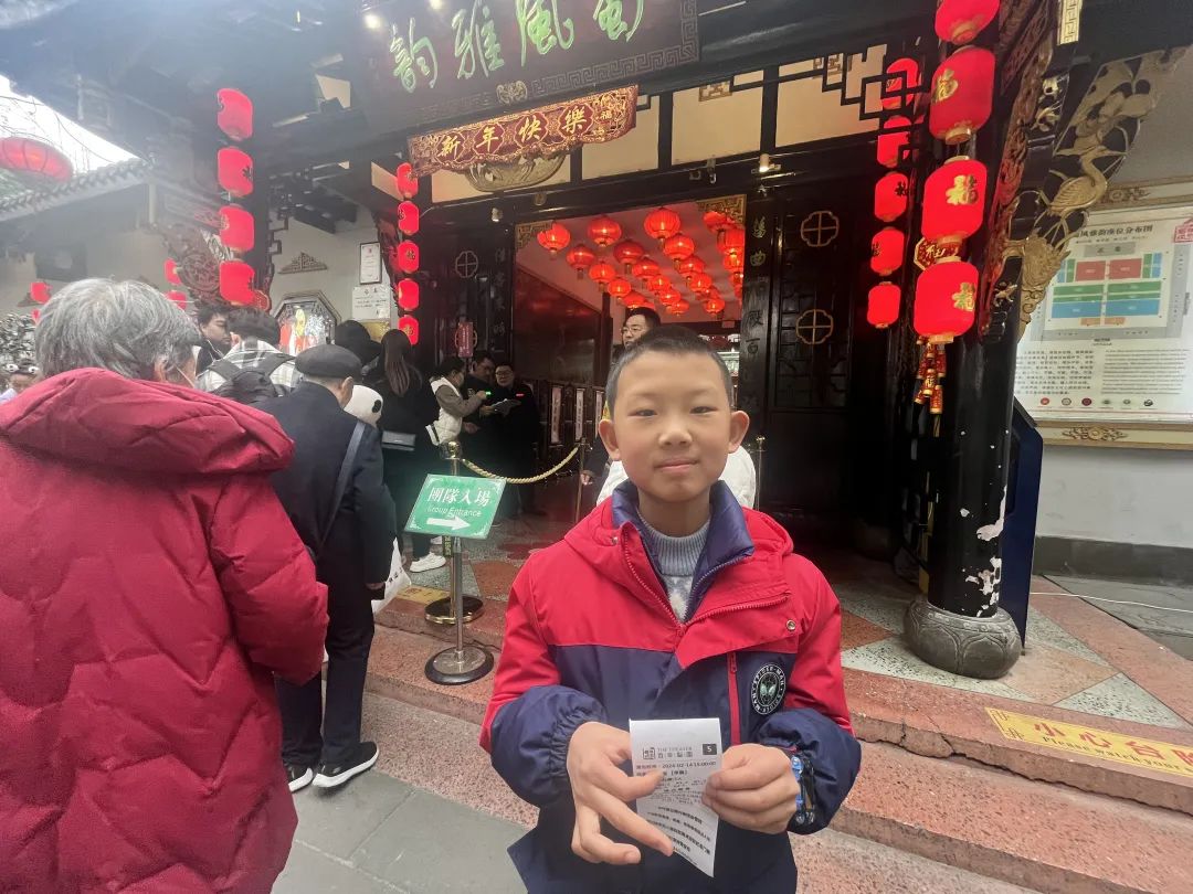 ▲正月初五,来自南京的逗逗(化名)跟家人来看川剧