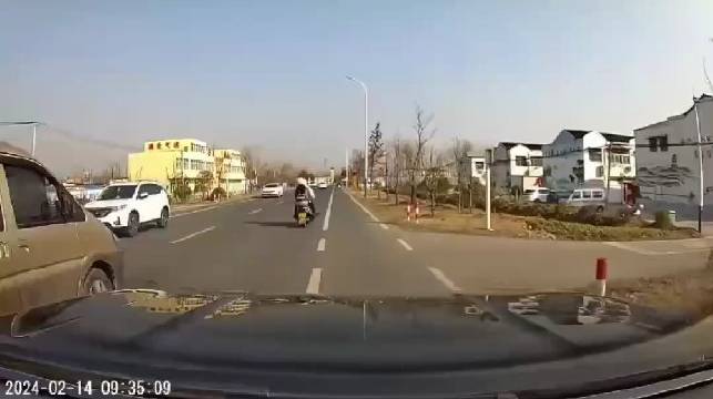 拐第一个弯就预感要完 这下全村都知道提新车了……