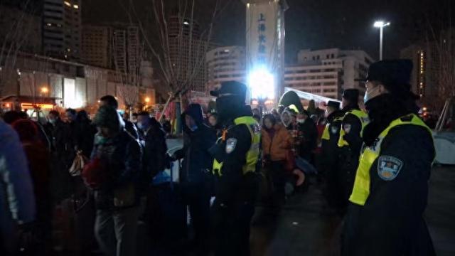 火车站人流。本文图片均为上海警方供图