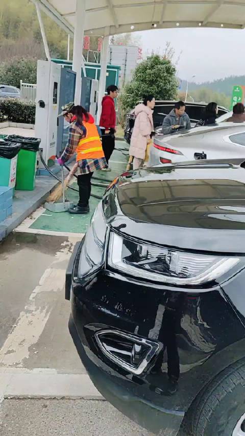增程车和纯电车，因为抢充电桩吵起来了！