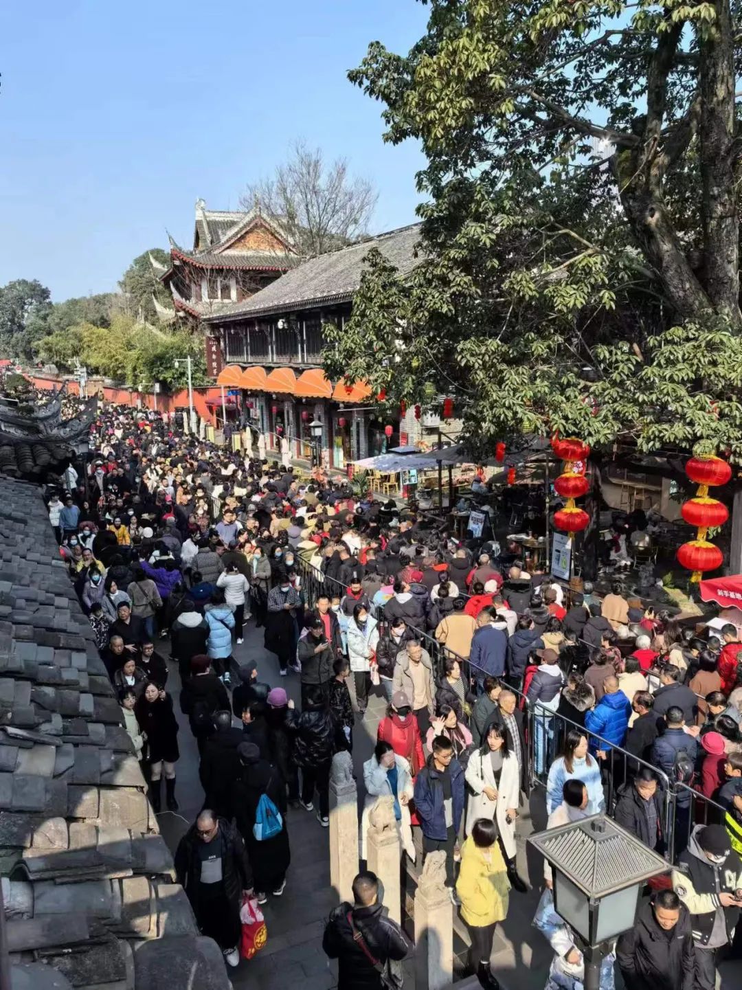 在成都文殊坊排队的市民游客