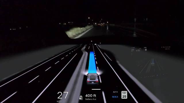 夜间依靠FSD V12左转掉头，虽然有些缓慢，但也还不错的样子