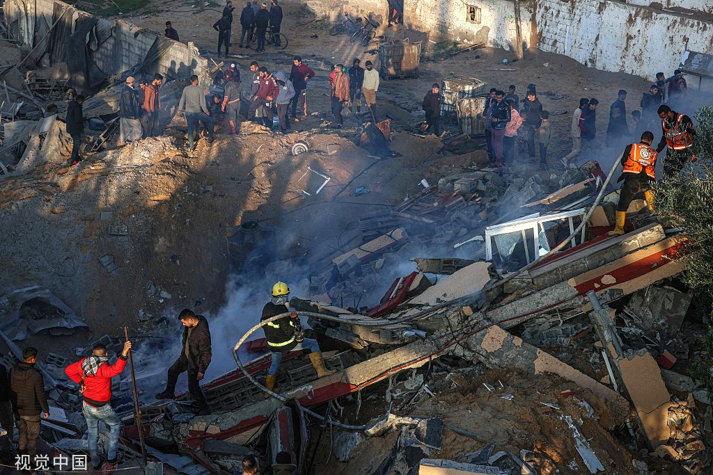 2月19日，加沙地帶，以色列對拉法東區進行轟炸後，巴勒史丹民防部隊成員正在撲滅一座建築物的大火。圖片來源：視覺中國