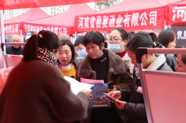 招聘会现场人头攒动 刘启旸 摄