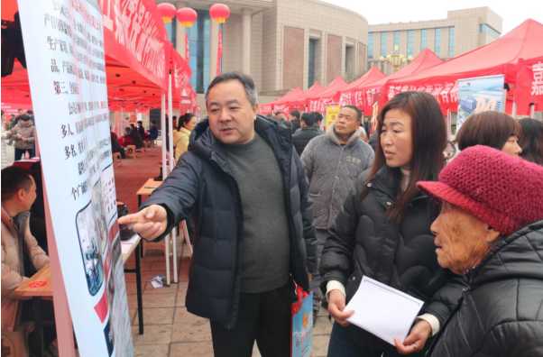 浙江企业招聘负责人向群众讲解厂区工作情况 刘启旸 摄