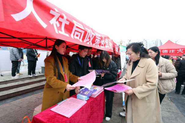工作人员向群众讲解招聘政策 邵金忠 摄