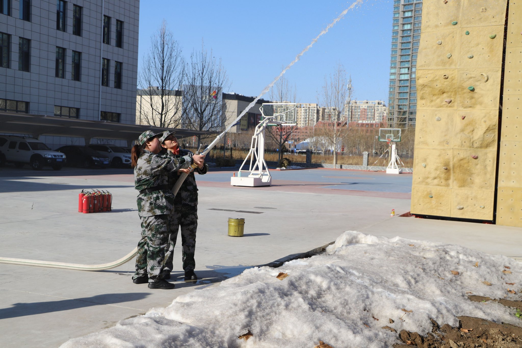 參訓人員正在練習使用水帶。 圖源：經開區消防救援支隊
