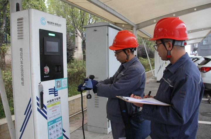 贵州：拜年路上多了绿牌车