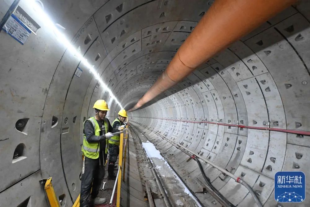 2月18日，中交一公局工人在河北省石家庄市轨道交通4号线一期工程施工现场作业。新华社发（陈其保摄）