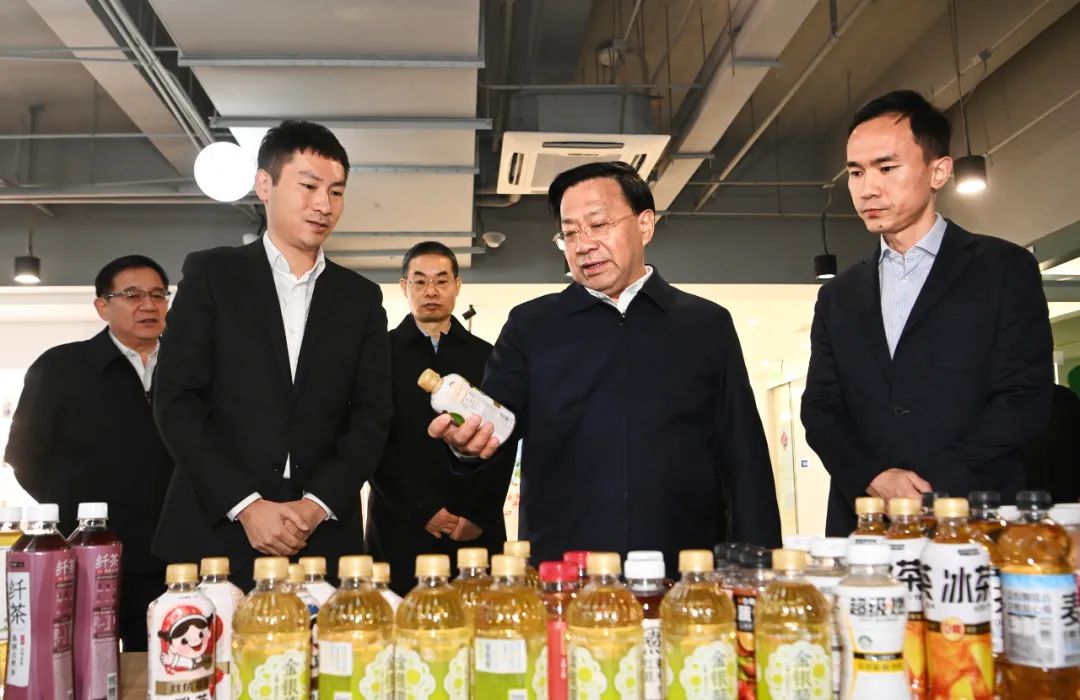 2月21日,省委书记韩俊在元气森林(合肥)食品科技有限公司企业展厅,认真察看企业展品,与企业负责人深入交流。