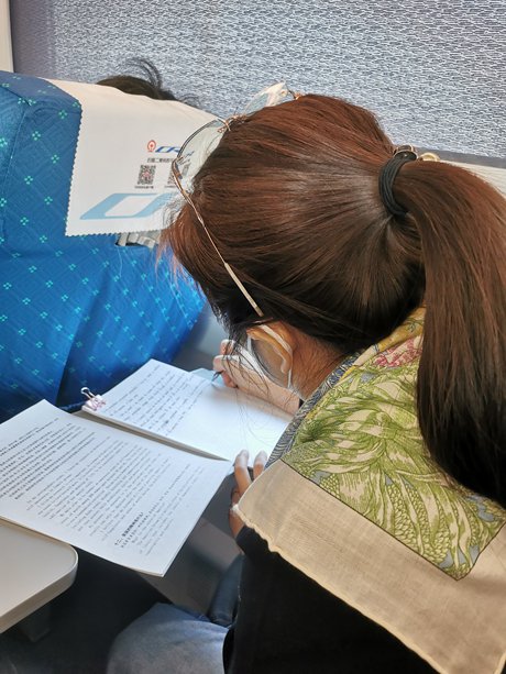     2023年11月的一天，陶佳妍在火車上複習研究生英語課程，準備期末考試。受訪者供圖
