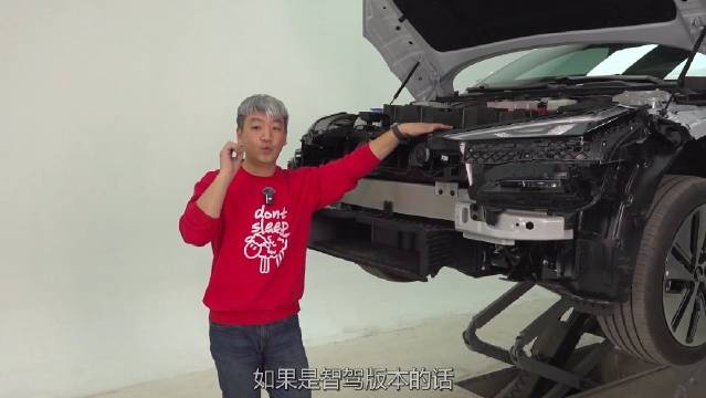 这辆银河E8的前后防撞梁，基本延续了浩瀚平台的高规格设计……