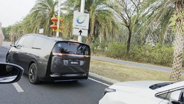 路上偶遇理想MEGA汽车，以为是在做无人驾驶测试……