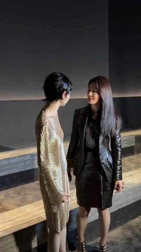 刘涛和戚薇在米兰时装周合影，两位美女艺人状态ok么？