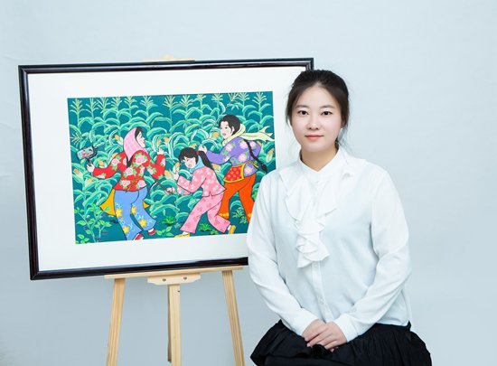     吉林省梨樹縣的遼河農民畫傳承人錢璐和她的作品。受訪者供圖