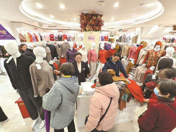 闭店升级前,羊毛衫等女性喜爱的商品打折促销 本报记者 刘歆 摄