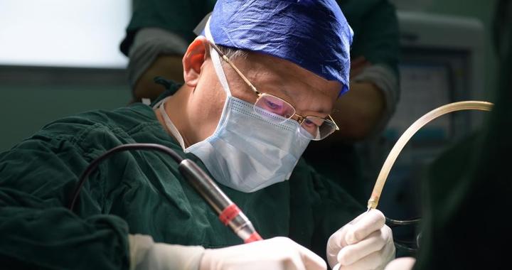 武汉协和医院为15岁先天性耳聋患儿进行基因治疗