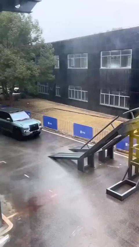 外媒上看到一段仰望 U8 的过陡坡的视频……