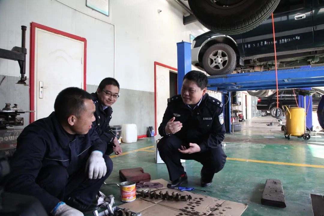 走訪汽車修理廠，查找案件線索。 圖源：冀中公安局