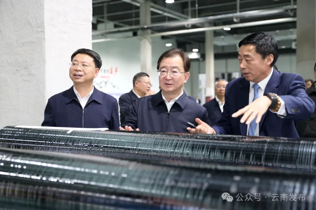 王宁在云南美科新能源有限公司,了解企业全国单体最大单晶拉棒生产线项目、 绿色硅产业链延伸等情况。雷桐苏 摄