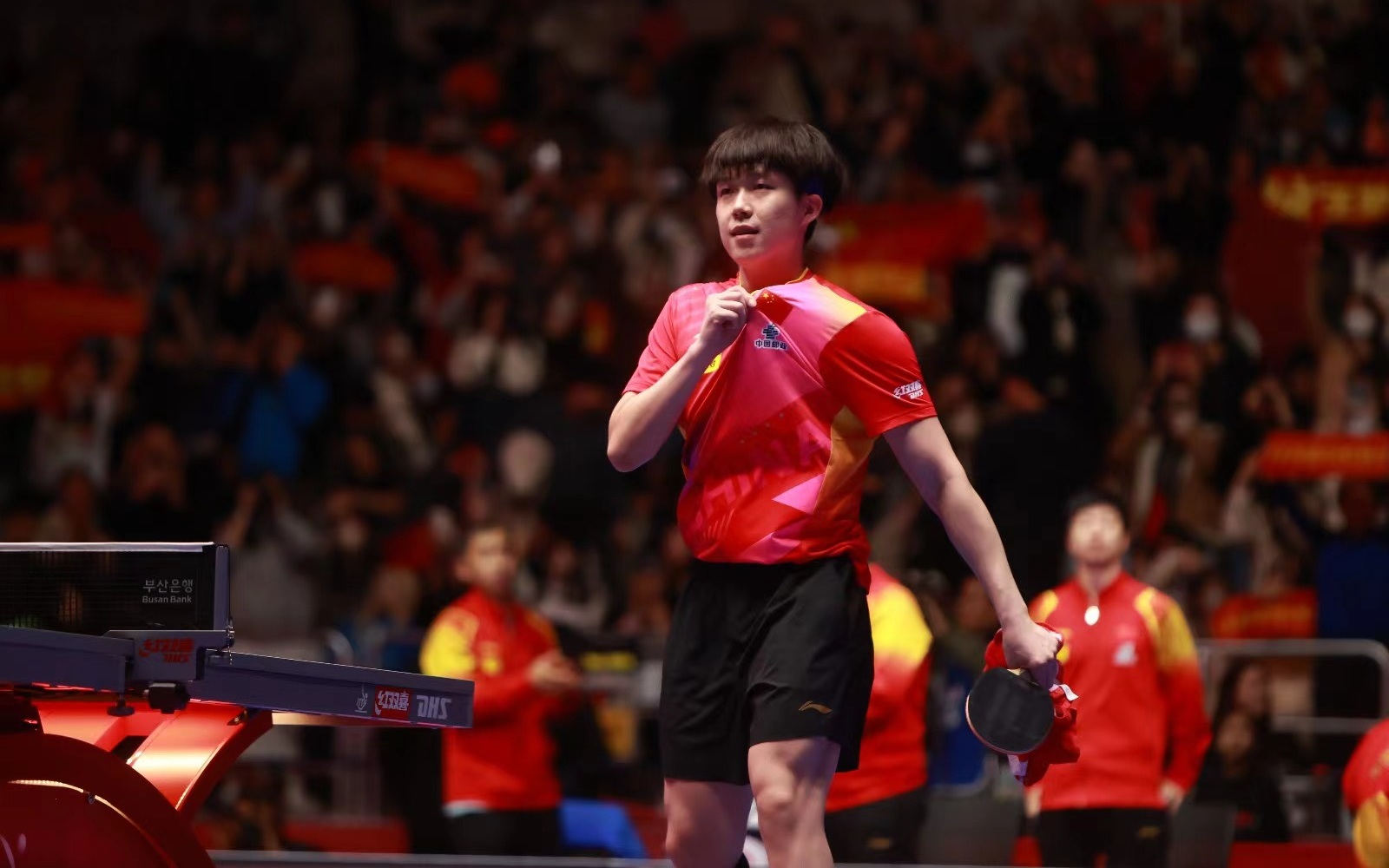 王楚欽展示胸前的國旗，慶祝晉級世乒賽男團決賽。 W湯臣世界乒聯供圖