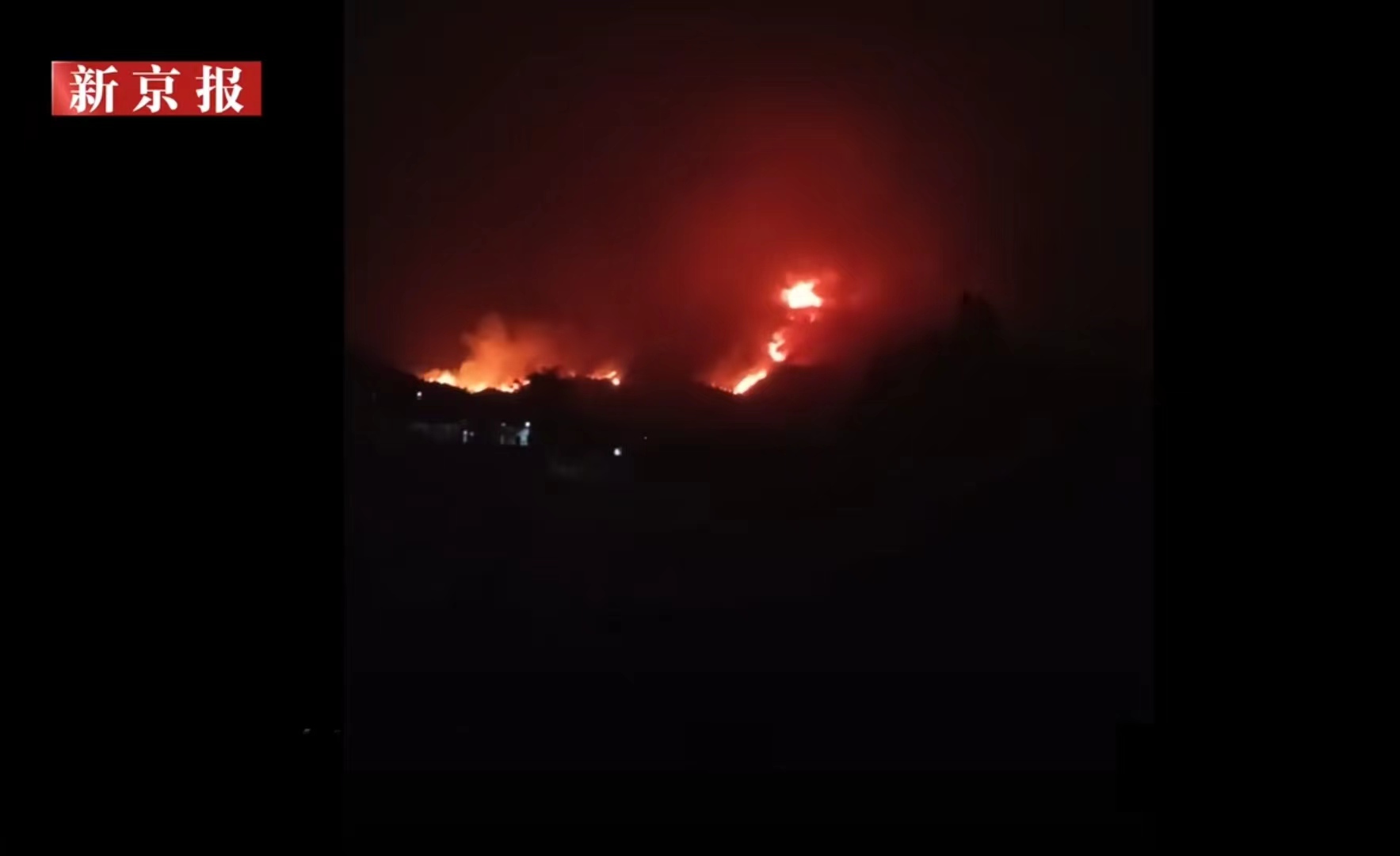 2月19日晚，龍吟鎮吟塘村附近的山火。 圖源：新京報我們影片截圖