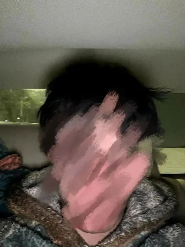 王先生跑出來後身上沾滿了黑色菸灰