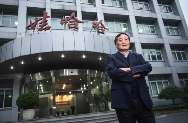 2013年11月13日，宗庆后在杭州的办公楼前。 新华社 资料图