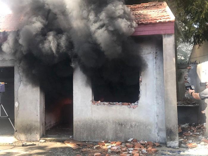 实验现场，电动自行车起火产生大量烟气