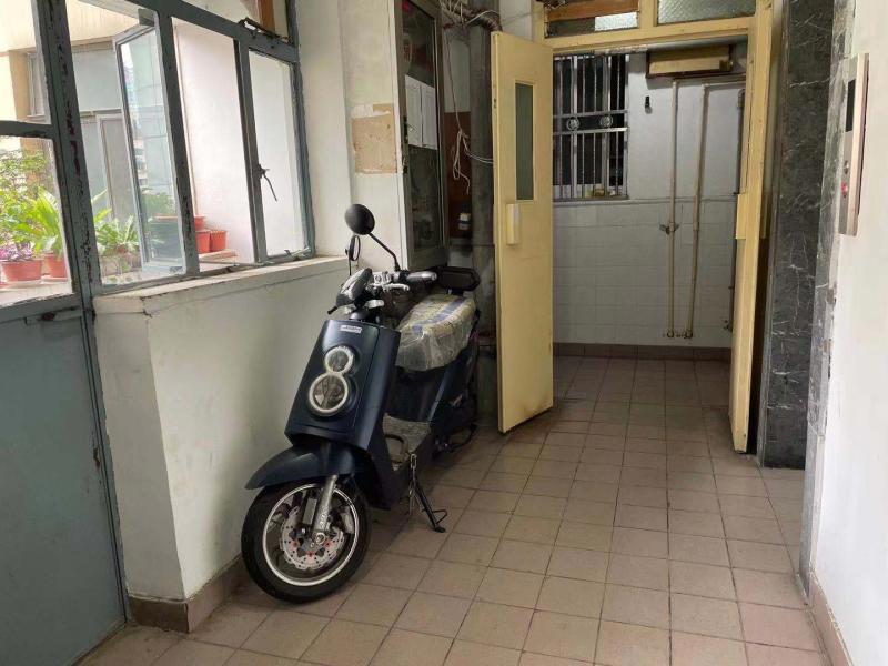 仍有居民将电动自行车推进楼道