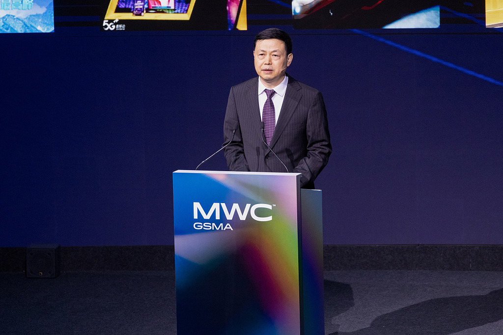 当地时间2024年2月26日,西班牙巴塞罗那,中国移动董事长杨杰在世界移动通信大会开幕式上发表主旨演讲。 视觉中国 图