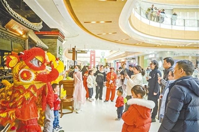 龙年新春,市民在郑州万象城欣赏精彩民俗表演 本报记者 成燕 摄