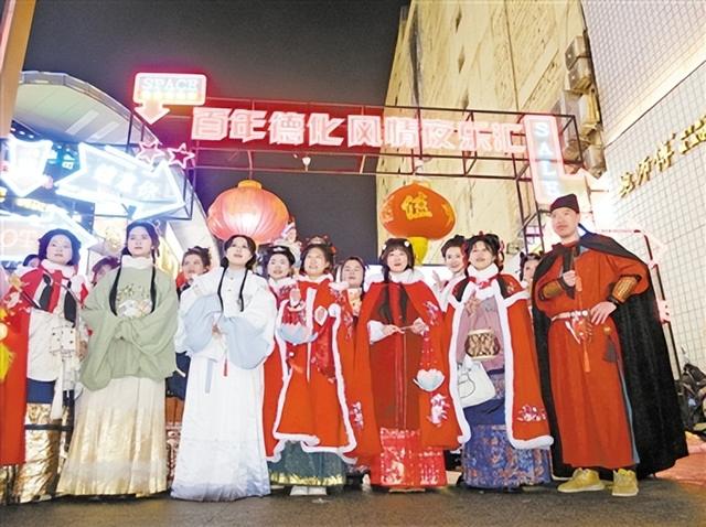 汉服成为更多年轻人选择的出行穿搭 本报记者 王秀清 摄