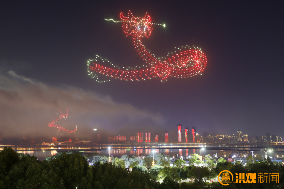 2024年南昌市迎春烟花晚会上,2400架无人机拼成两条立体“龙”的造型