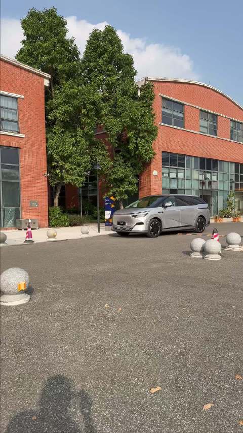 家里的女性可以很轻松的开这台车逛街带娃……