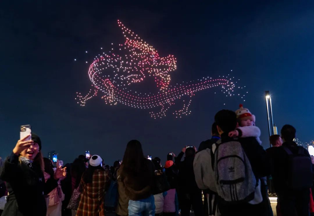 圖為1月28日晚間在香港灣仔臨時海濱公園至Victoria港上空舉行的「繽紛香港」大型無人機燈光秀。中新網記者侯宇 攝