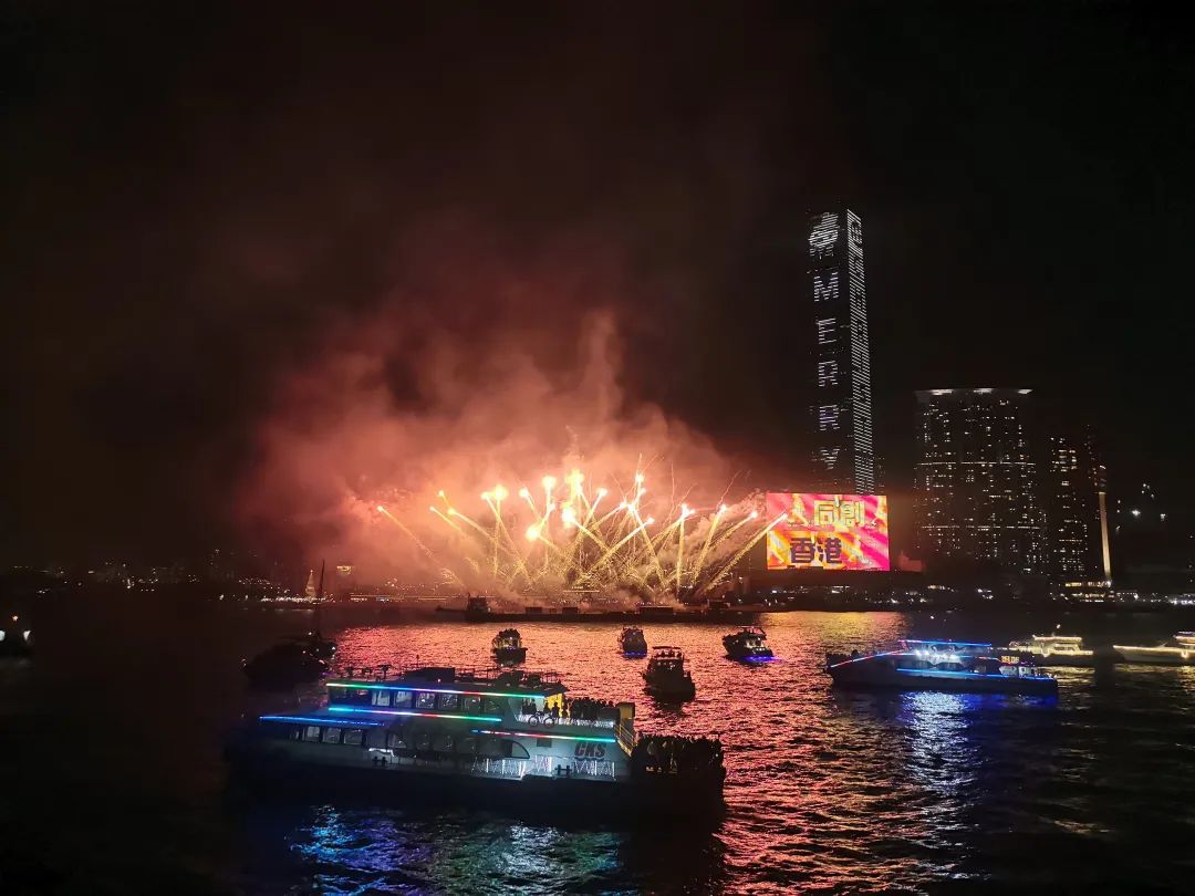 圖為2023年12月24日晚在西九文化區海濱舉行的「冬日維港水上煙火」表演。中新網記者劉大煒 攝