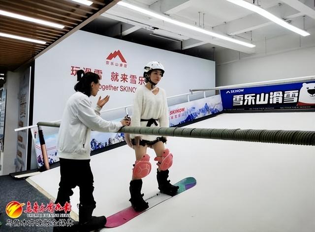 自2023年9月开业以来,乌鲁木齐雪乐山室内滑雪场收获了众多滑雪初学者的喜爱。受访者供图
