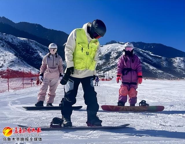 白云滑雪场教练雷楚豪(中)指导滑雪初学者练习技巧。记者赵莉摄