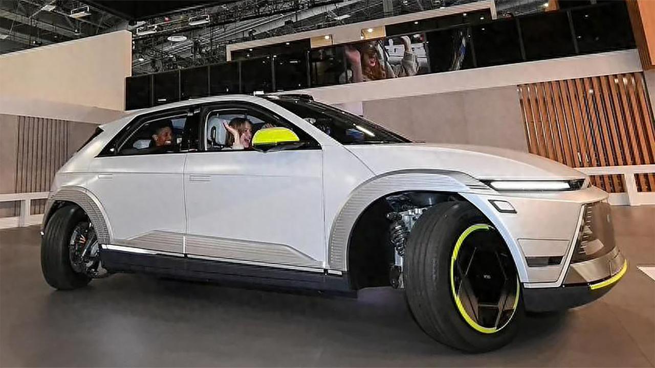 现代黑科技，可以原地掉头的概念车，甚至能斜着开