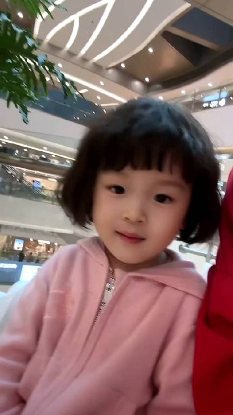 牌牌琦问女儿第一天上幼儿园过得怎么样～小石榴说上学很开心